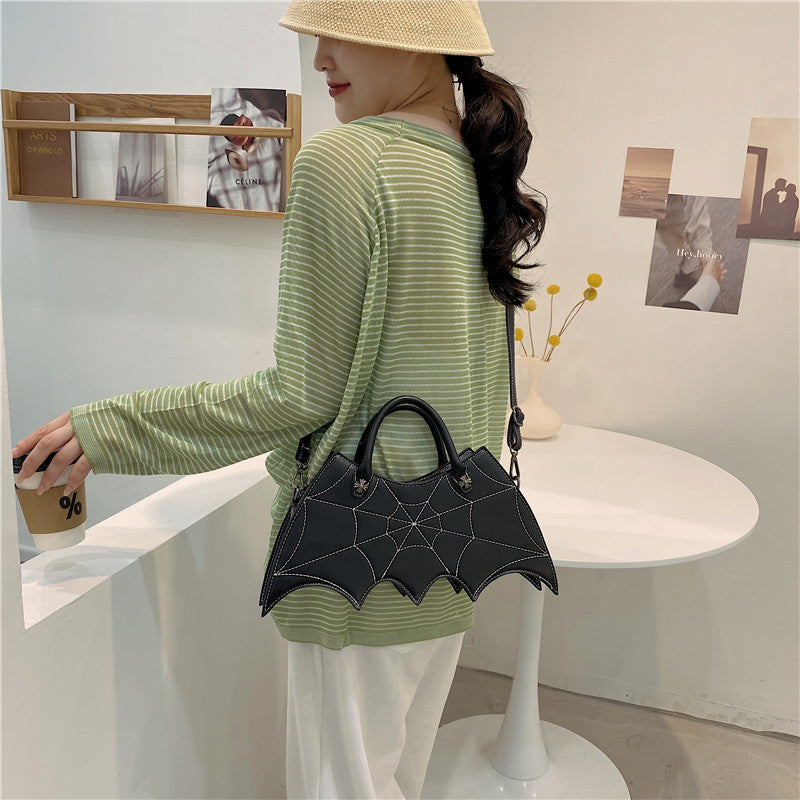Phoebe – Fledermaus Umhängetasche mit Spinnennetz-Design