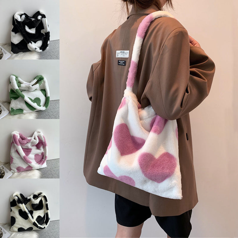 Jacqueline – Winterliche Plüsch-Schultertasche mit Herzmotiv