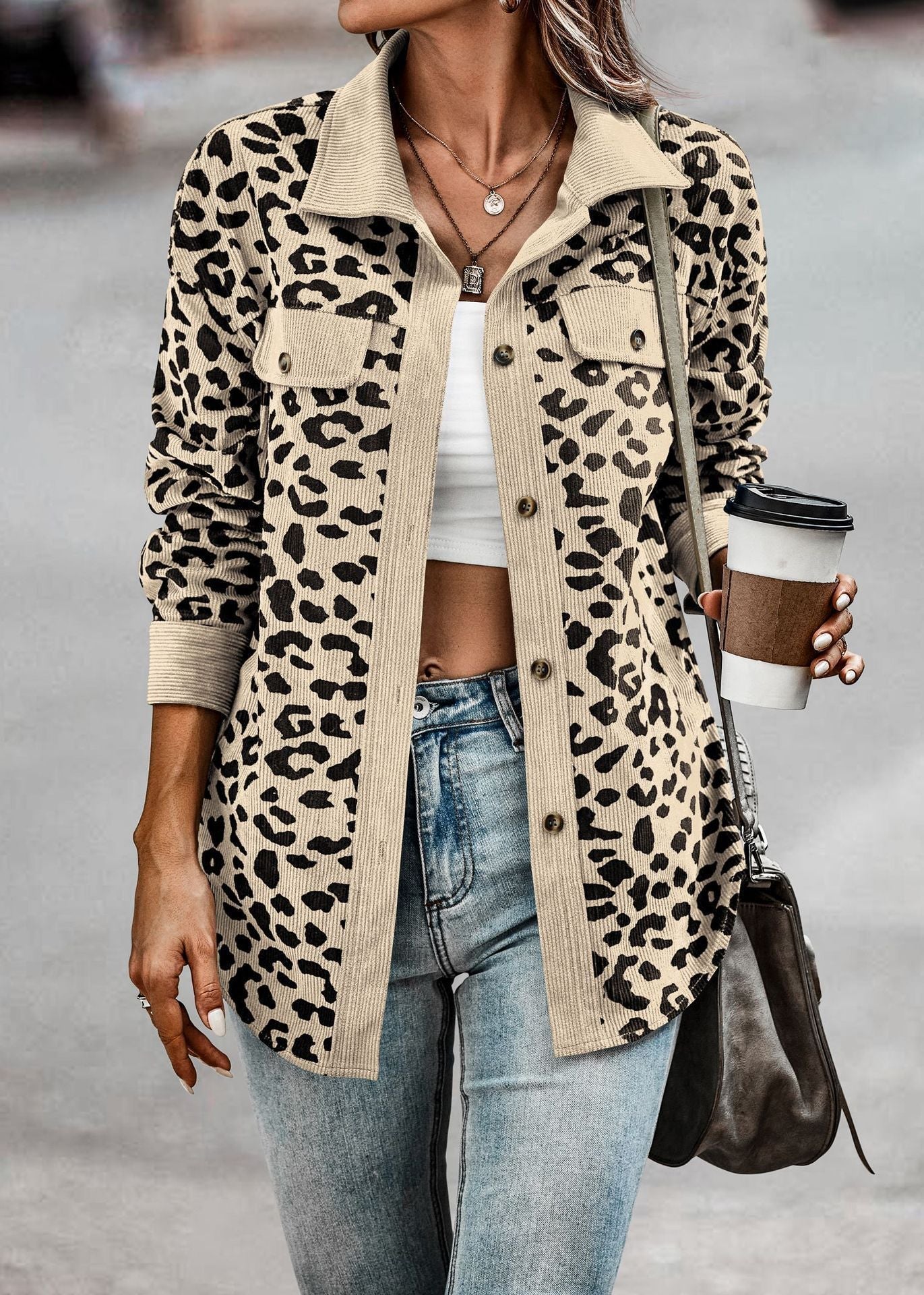 Jenny – Damenjacke mit Leopardenmuster und Knöpfen
