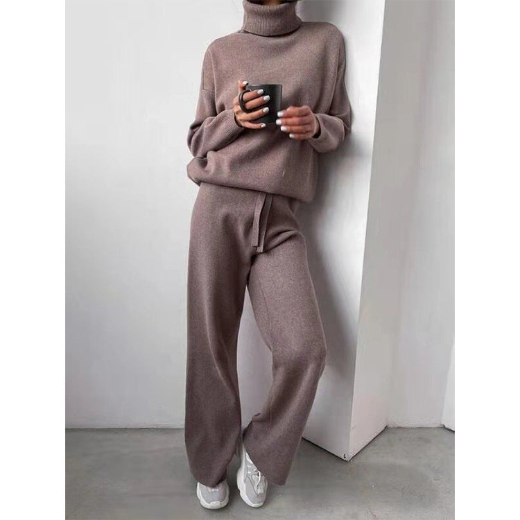 Carol – Freizeitanzug mit Rollkragenpullover und Kordelzughose