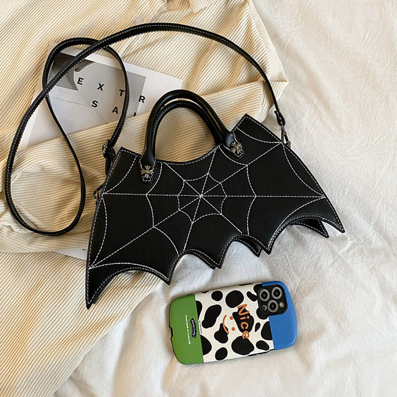 Phoebe – Fledermaus Umhängetasche mit Spinnennetz-Design