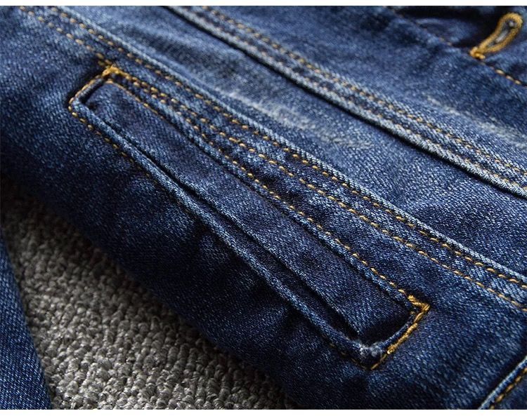 Aidana – Schlanke Frauenjacke aus Denim