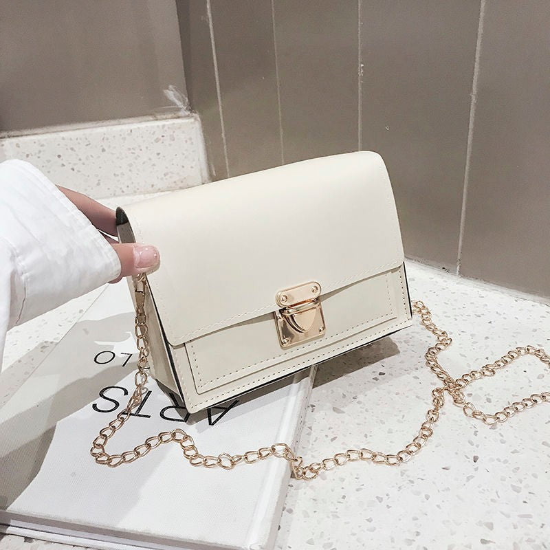 Marie – Schultertasche mit Kette und Retro-Design