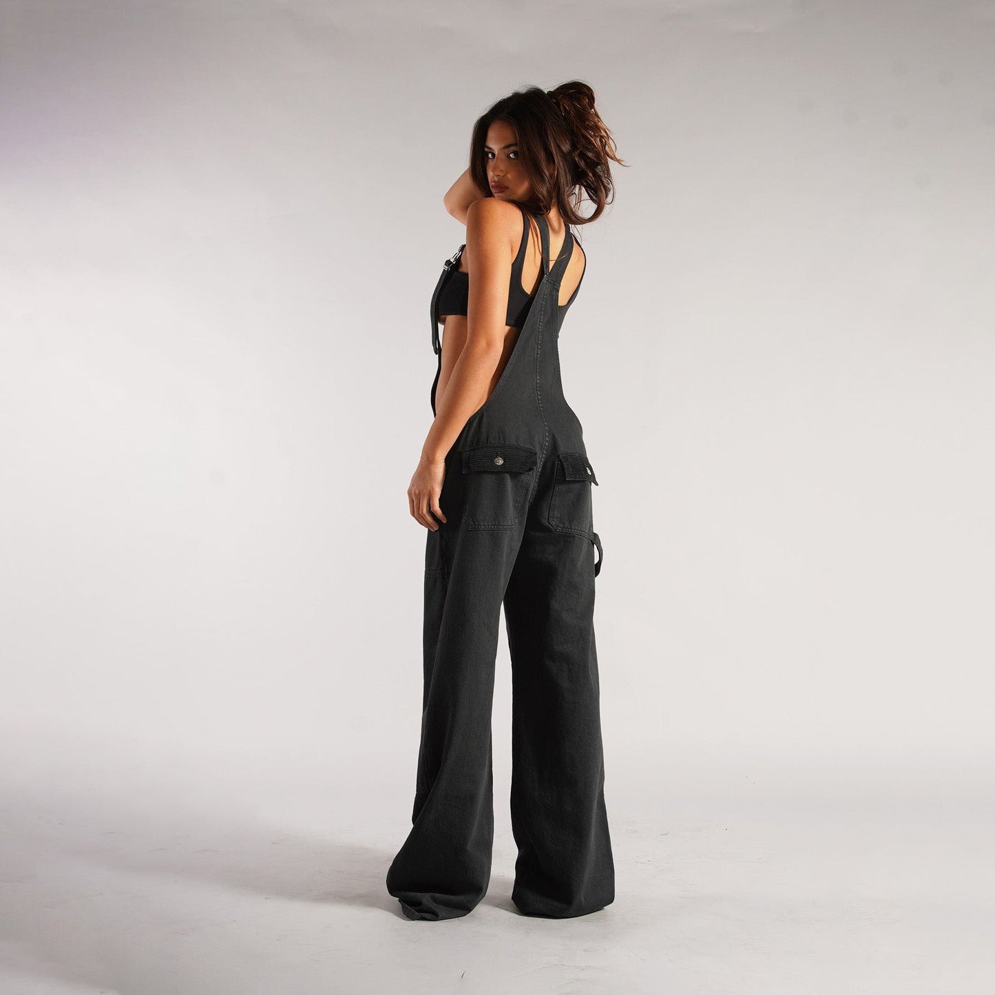 Karen – Weite Damen-Jeans-Latzhose mit Taschen