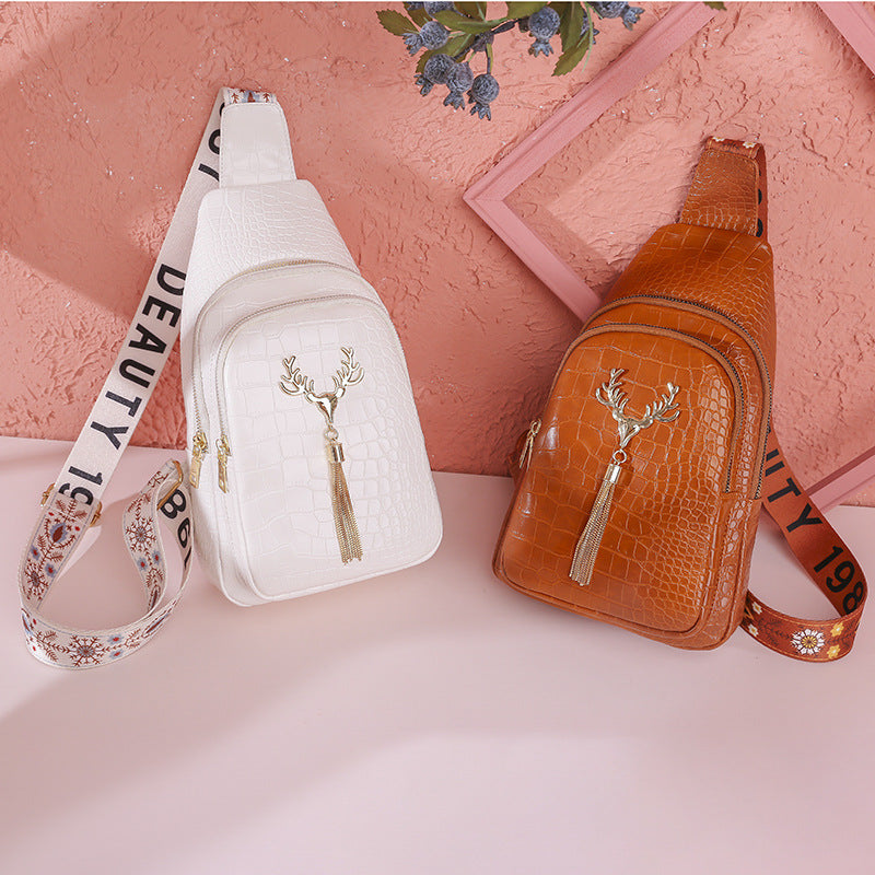 Abigail – Crossbody-Tasche mit Hirschquasten und modischer Stickerei