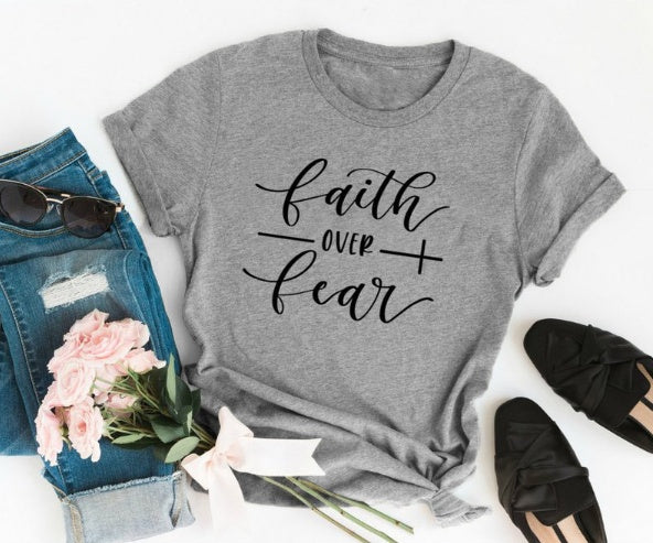 Lily – Christliches T-Shirt für Frauen mit Glaubensbotschaft