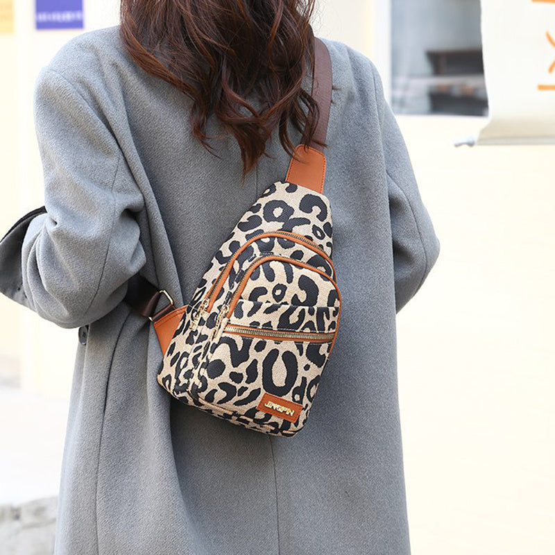 Natasha – Leopard Slingtasche mit Kopfhöreranschluss