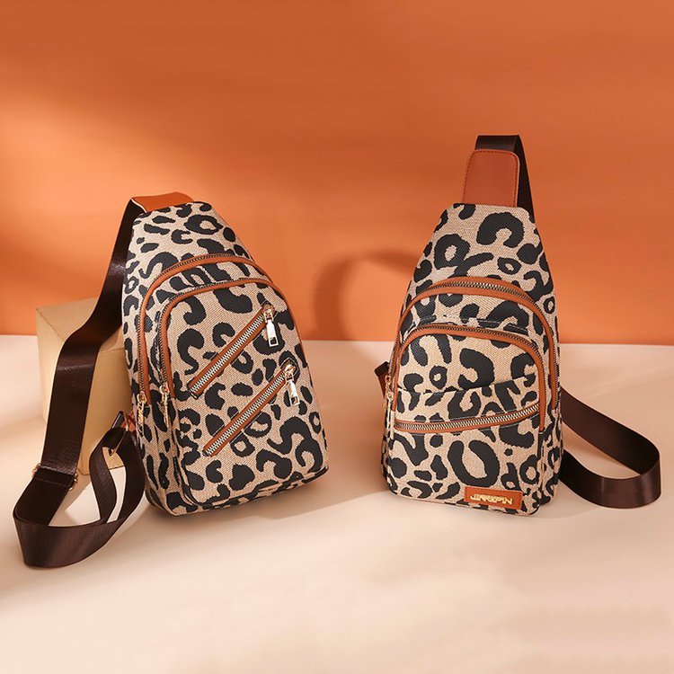 Natasha – Leopard Slingtasche mit Kopfhöreranschluss