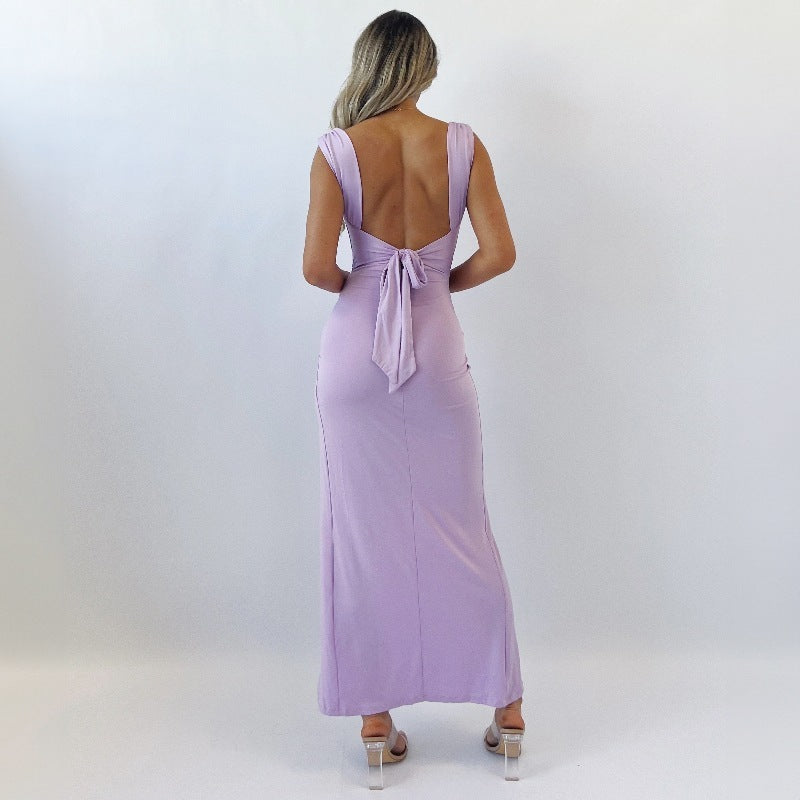 Rebecca – Schlankes ärmelloses Kleid mit Schlitz und Rückenschleife