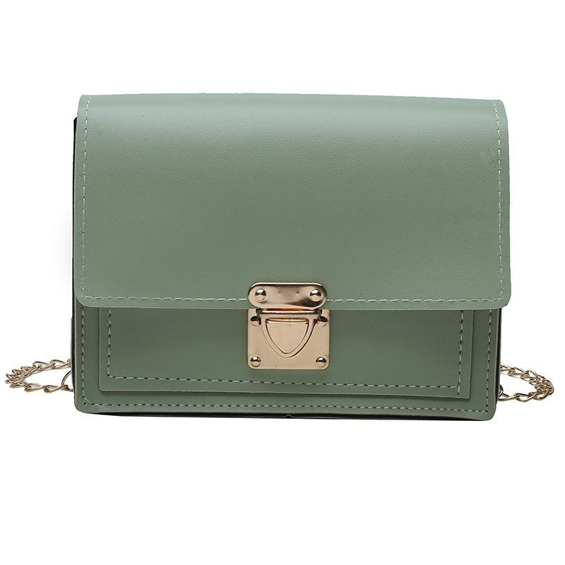Marie – Schultertasche mit Kette und Retro-Design
