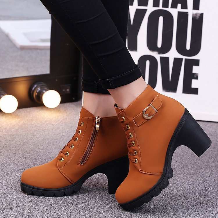 Nicole – Kreuzriemen Stiefeletten mit Martin-Stiefeln