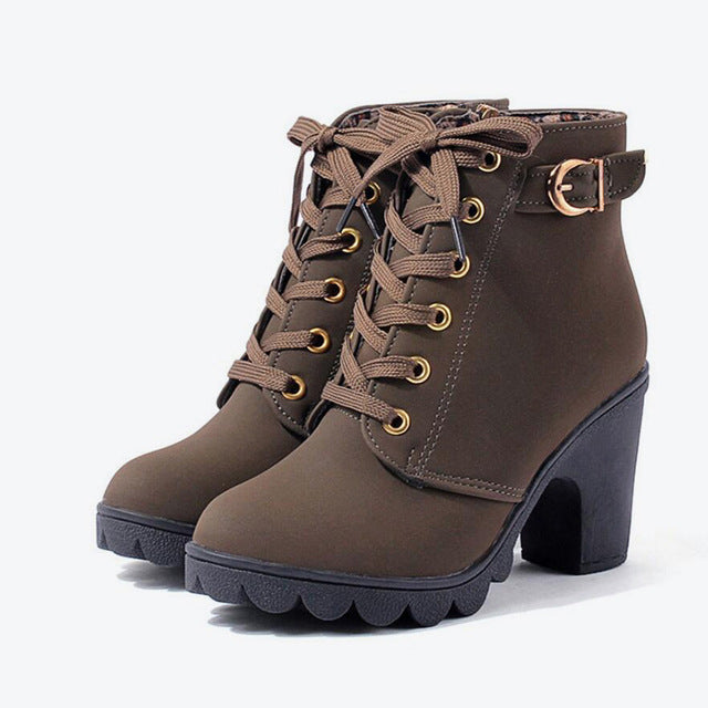 Nicole – Kreuzriemen Stiefeletten mit Martin-Stiefeln