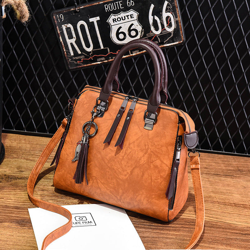 Audrey – Große Damenhandtasche mit veganem Leder und Quaste
