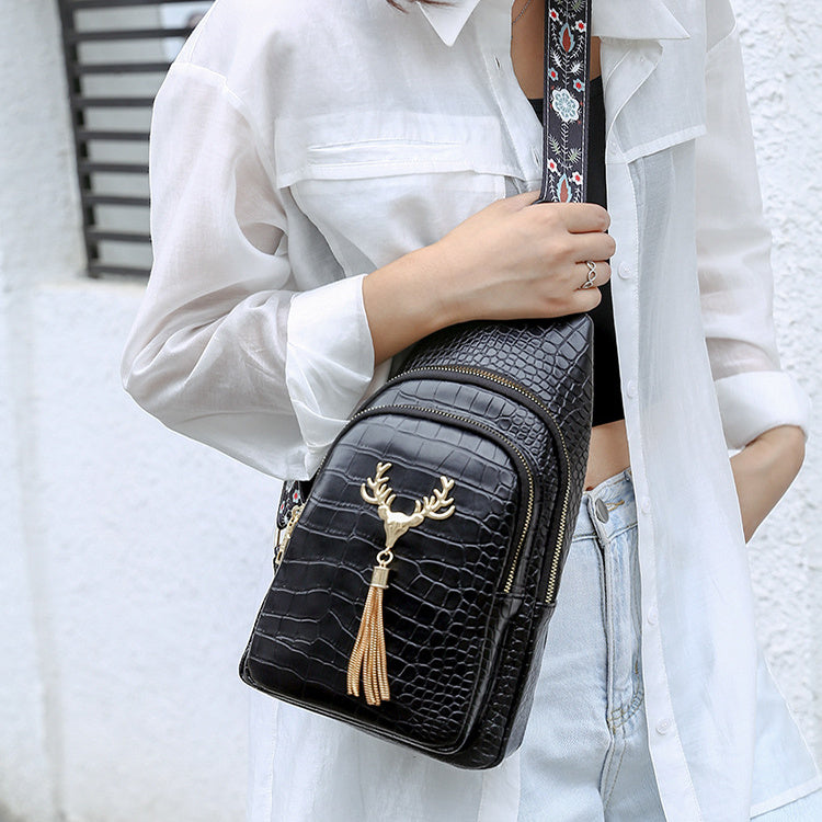 Abigail – Crossbody-Tasche mit Hirschquasten und modischer Stickerei
