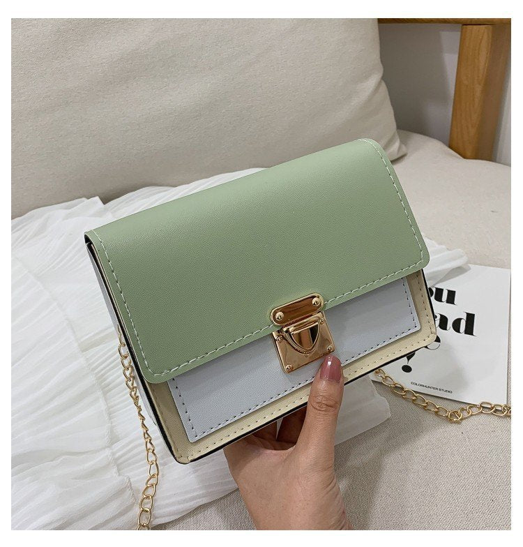 Marie – Schultertasche mit Kette und Retro-Design