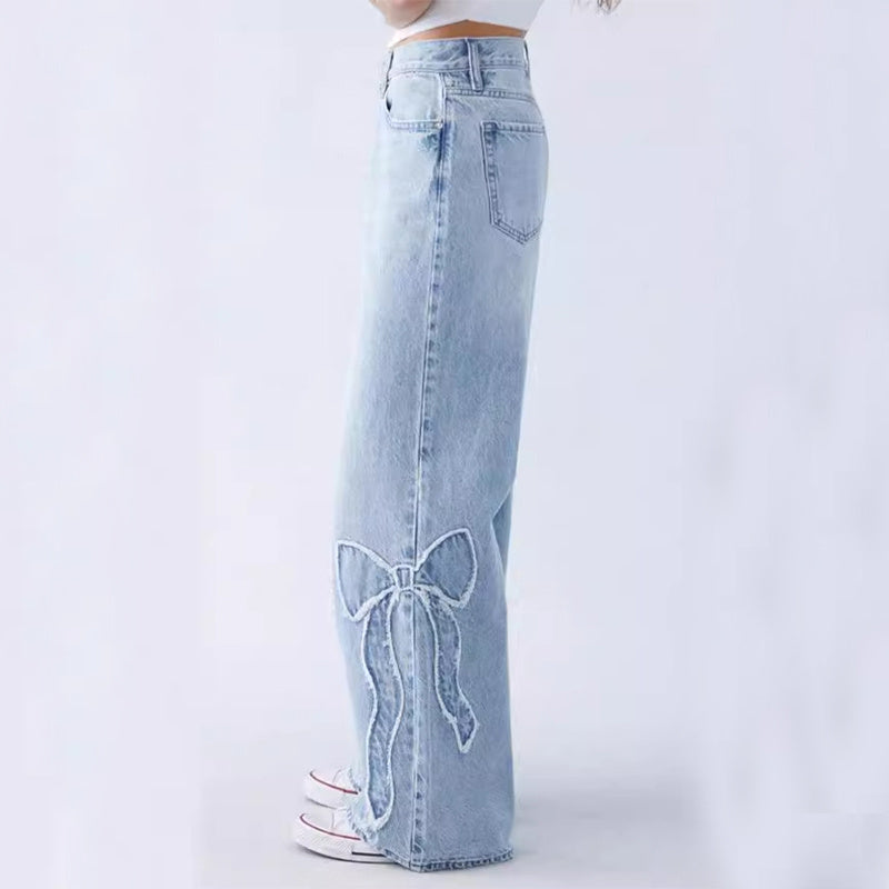 Judith – Gerade Damenjeans mit gesticktem Schmetterlingsdesign