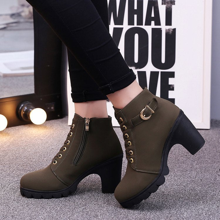 Nicole – Kreuzriemen Stiefeletten mit Martin-Stiefeln