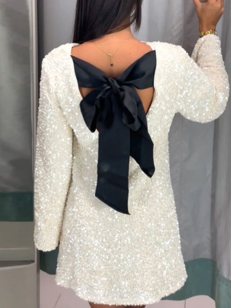 Barbara – Pailletten-Kleid mit Rückenschleife und Rundhalsausschnitt