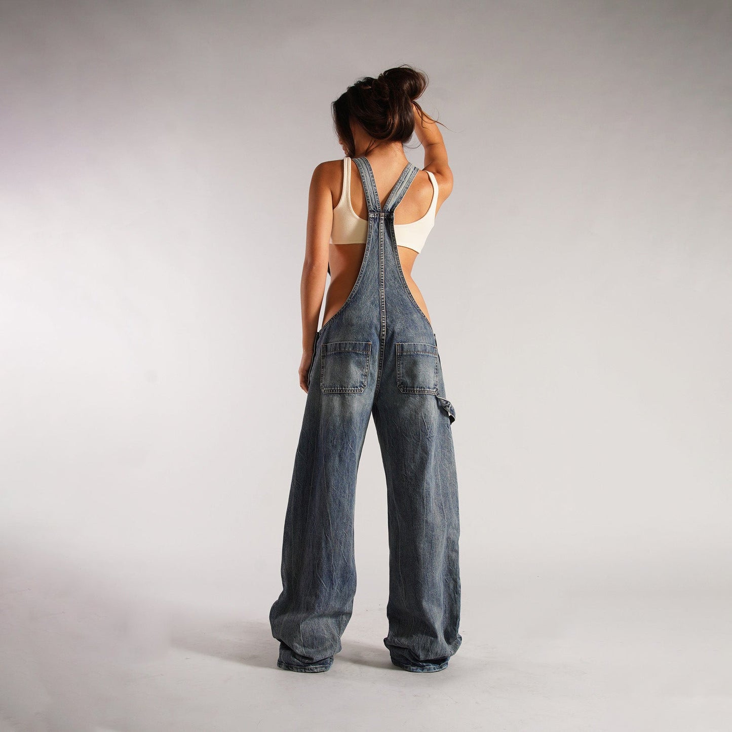 Karen – Weite Damen-Jeans-Latzhose mit Taschen
