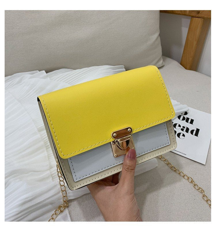 Marie – Schultertasche mit Kette und Retro-Design