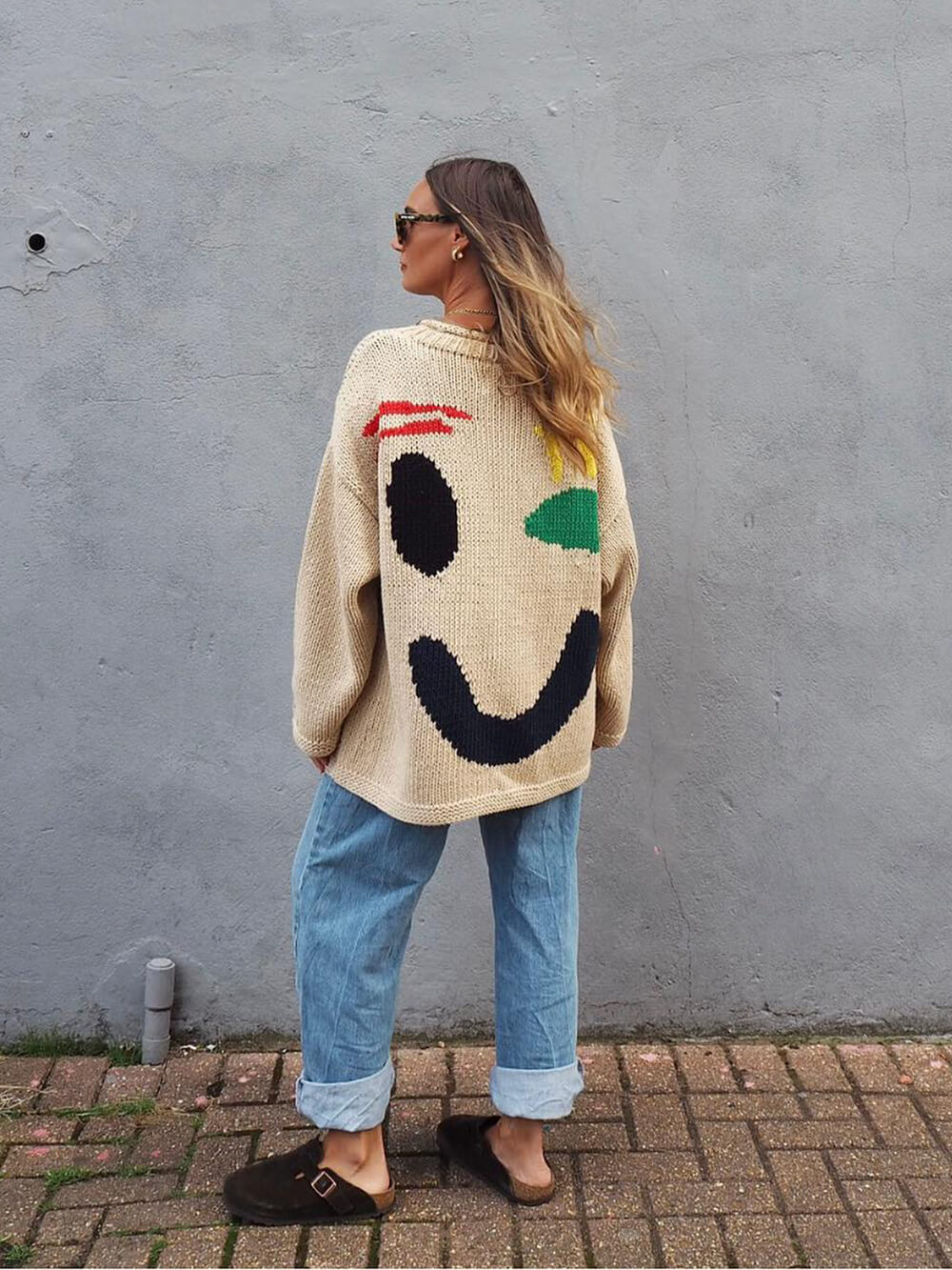 Damen Strickpullover Happy Sunday mit abstraktem Gesichtsmotiv – Komfortabler Freizeit-Look