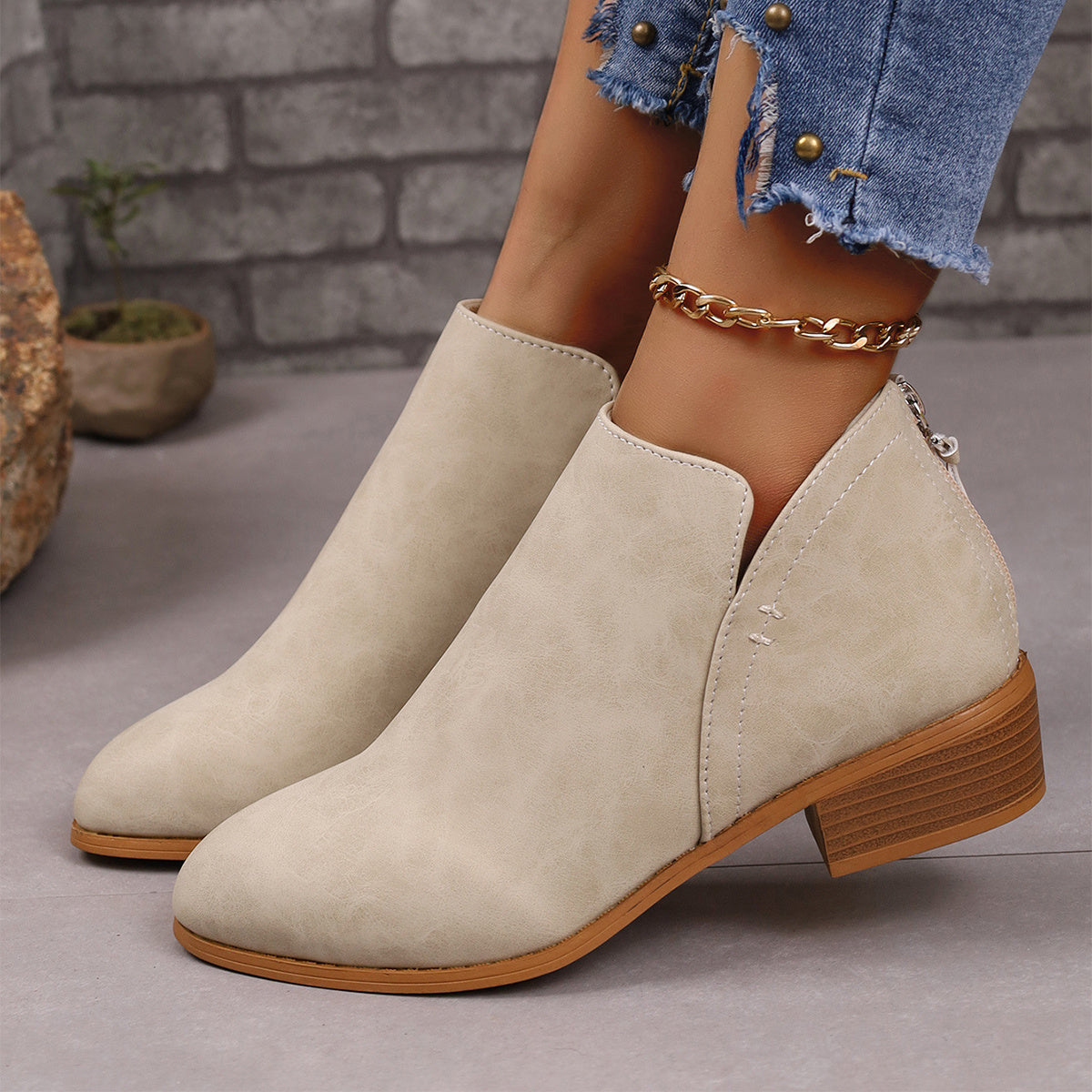 Andrea – Chunky Heel Stiefeletten mit V-Ausschnitt Design