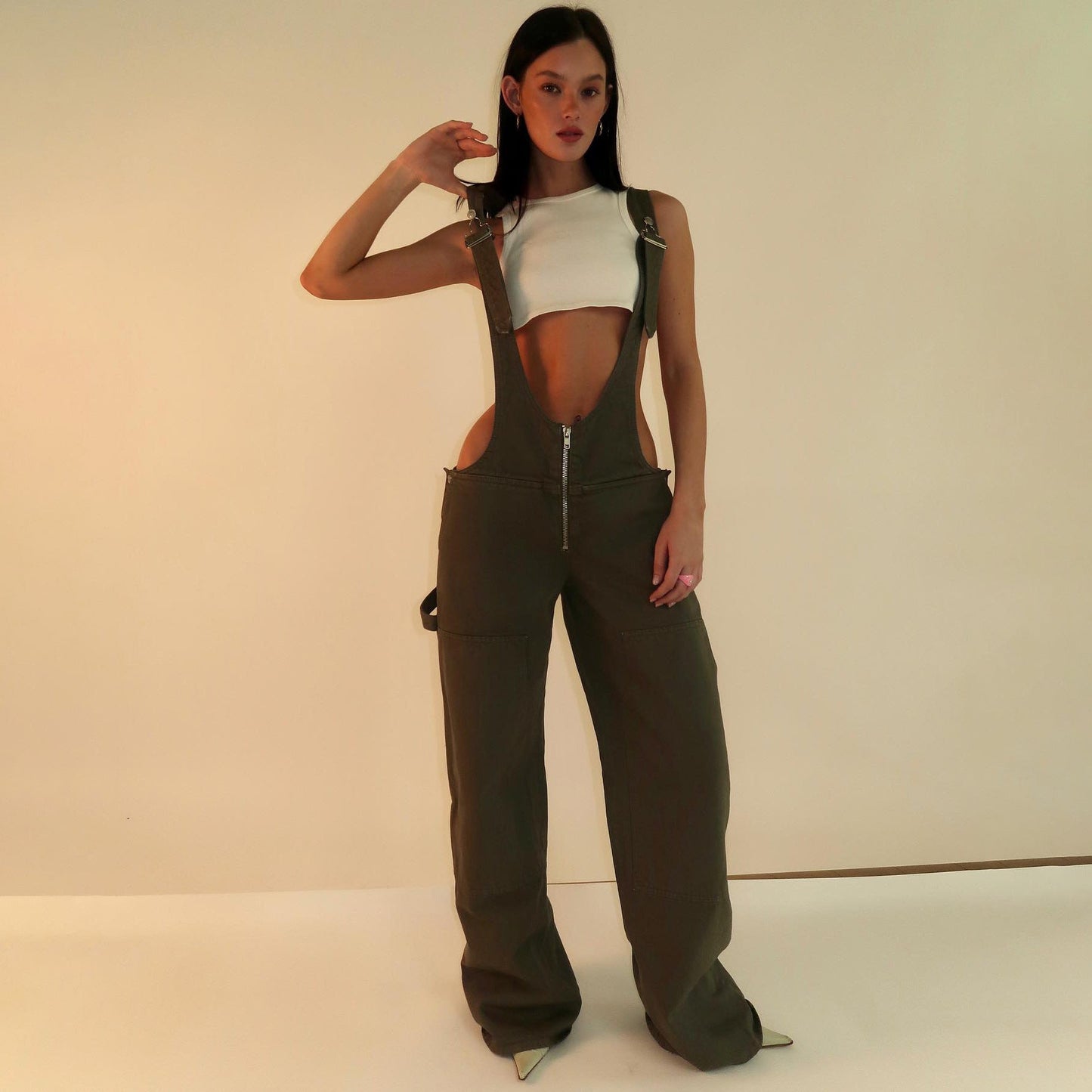 Karen – Weite Damen-Jeans-Latzhose mit Taschen