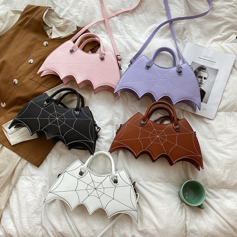 Phoebe – Fledermaus Umhängetasche mit Spinnennetz-Design