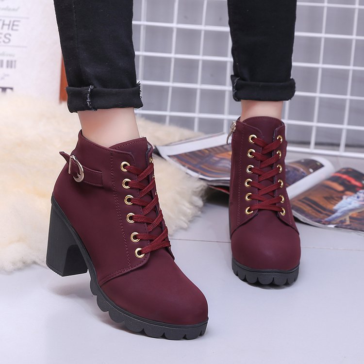 Nicole – Kreuzriemen Stiefeletten mit Martin-Stiefeln