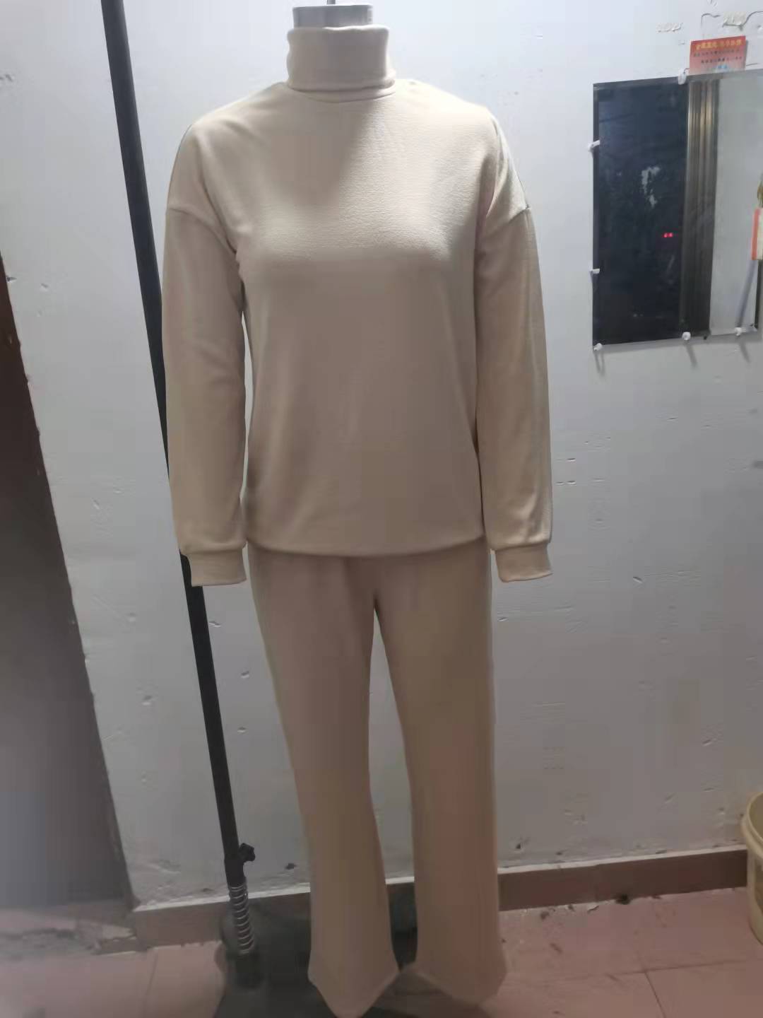 Carol – Freizeitanzug mit Rollkragenpullover und Kordelzughose