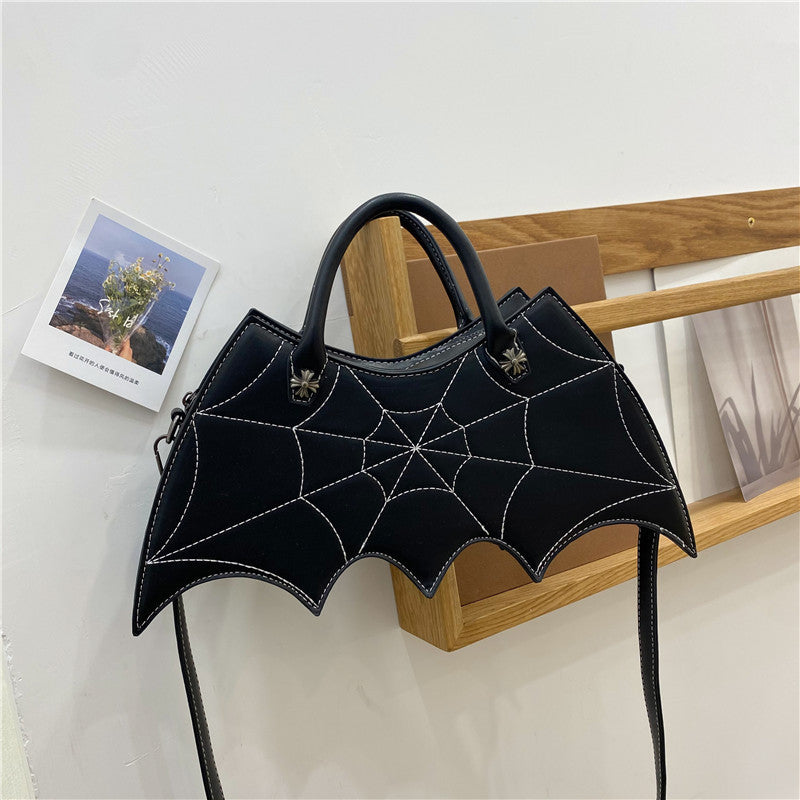 Phoebe – Fledermaus Umhängetasche mit Spinnennetz-Design