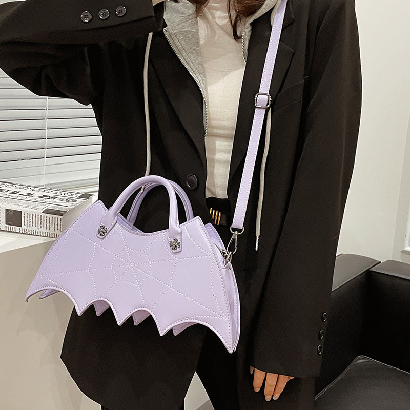 Phoebe – Fledermaus Umhängetasche mit Spinnennetz-Design