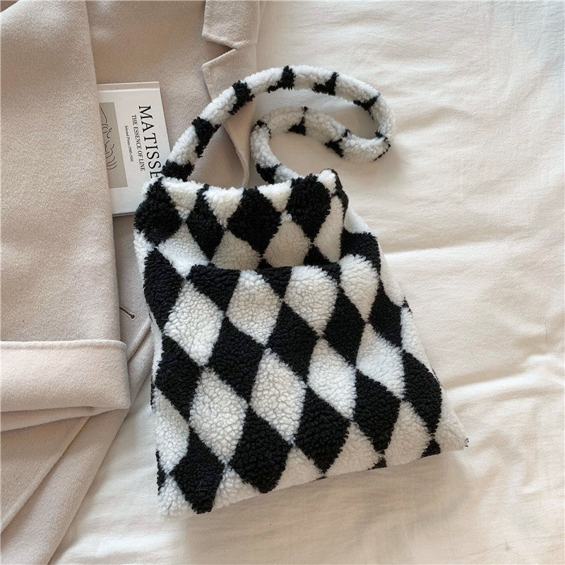Jacqueline – Winterliche Plüsch-Schultertasche mit Herzmotiv