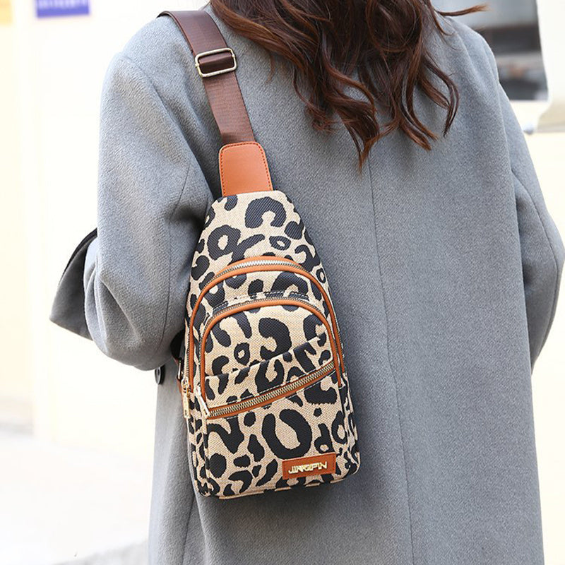 Natasha – Leopard Slingtasche mit Kopfhöreranschluss