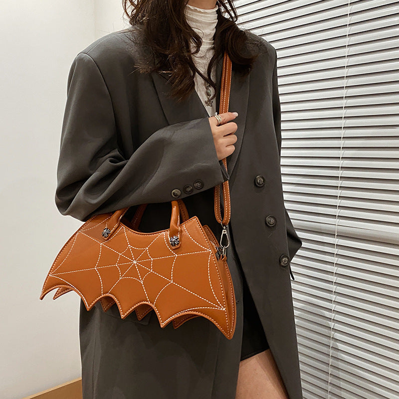Phoebe – Fledermaus Umhängetasche mit Spinnennetz-Design