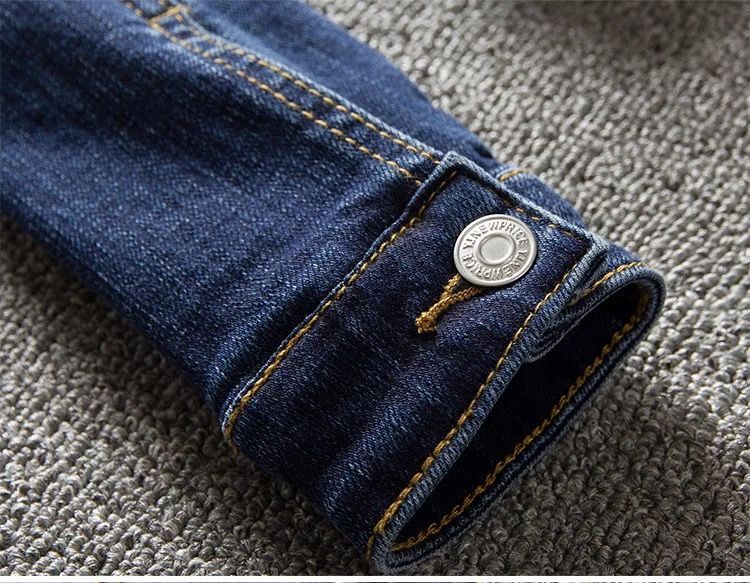 Aidana – Schlanke Frauenjacke aus Denim