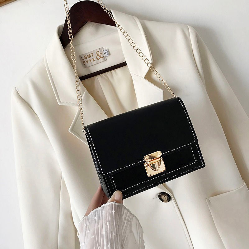 Marie – Schultertasche mit Kette und Retro-Design