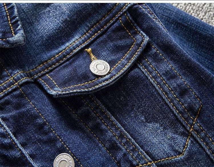 Aidana – Schlanke Frauenjacke aus Denim