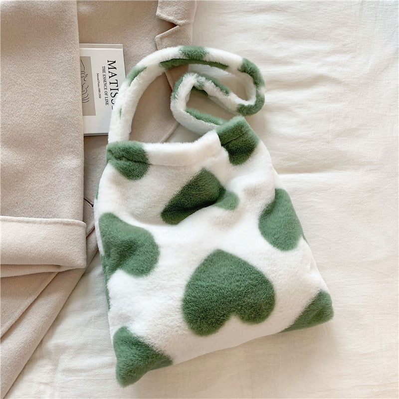 Jacqueline – Winterliche Plüsch-Schultertasche mit Herzmotiv