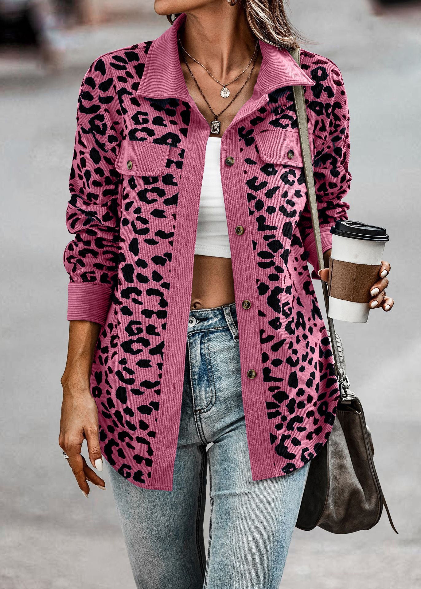 Jenny – Damenjacke mit Leopardenmuster und Knöpfen