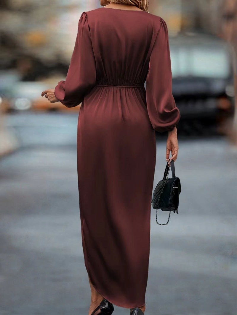 Sara – Tailliertes Langarmkleid mit Schlitz