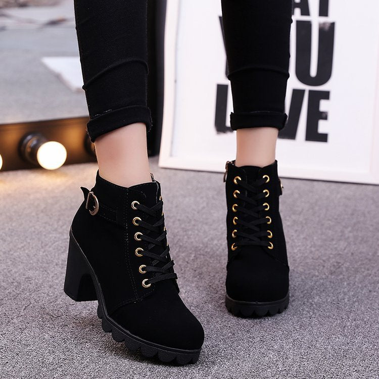 Nicole – Kreuzriemen Stiefeletten mit Martin-Stiefeln