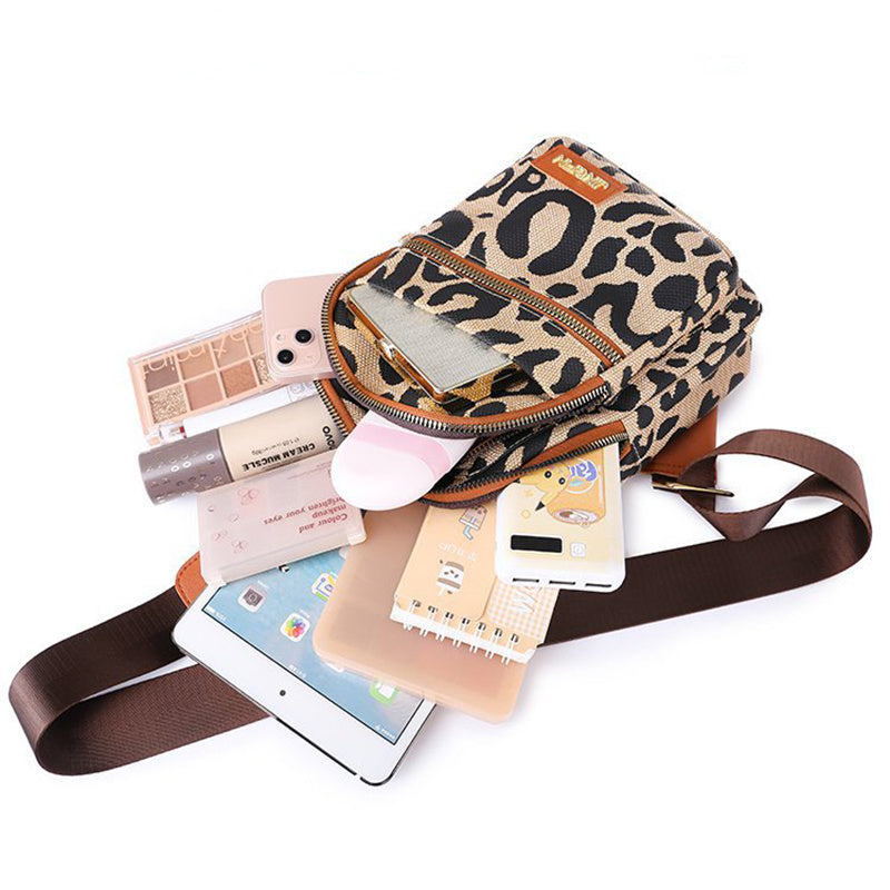 Natasha – Leopard Slingtasche mit Kopfhöreranschluss