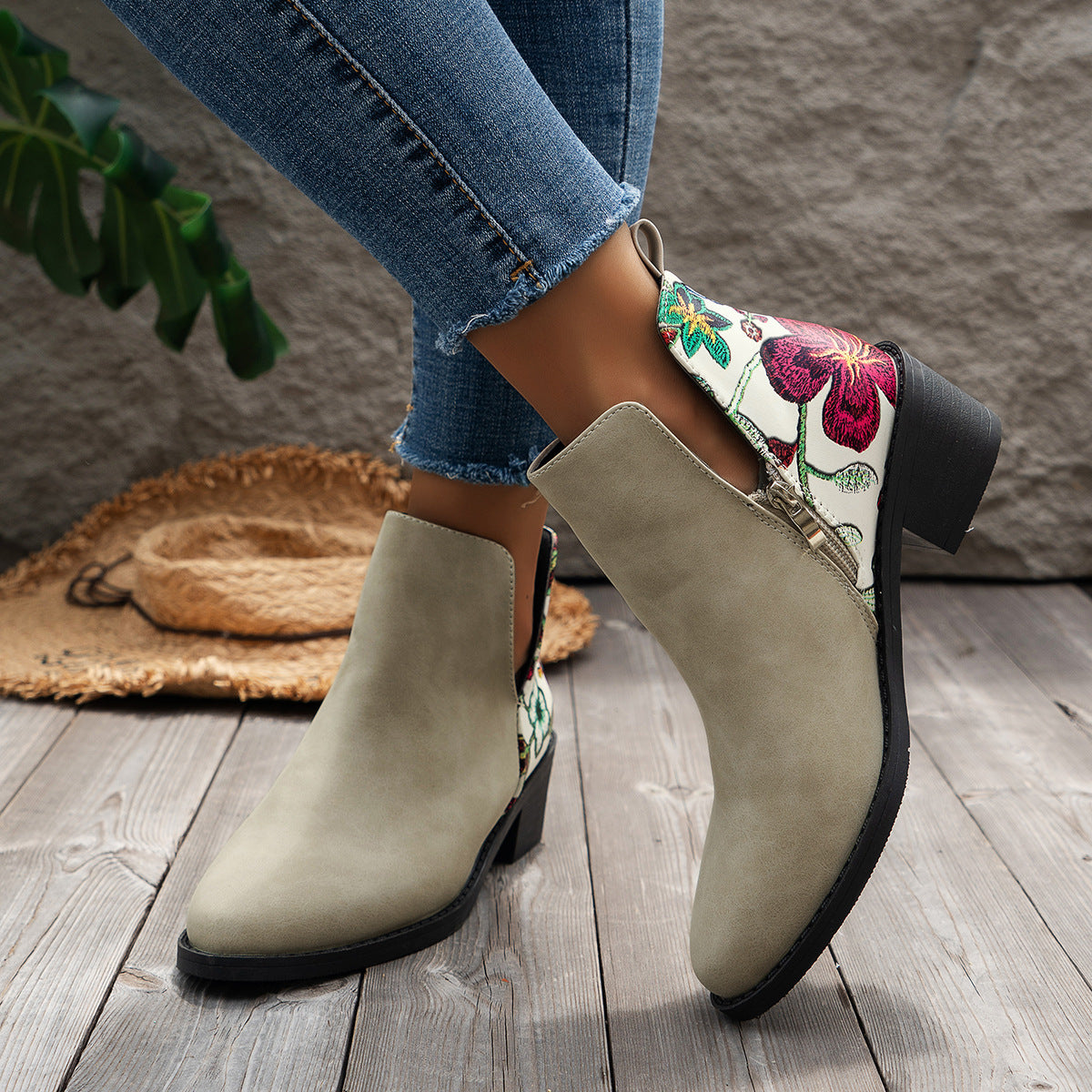 Clara – Geblümte Damenstiefeletten mit seitlichem Reißverschluss und quadratischem Absatz