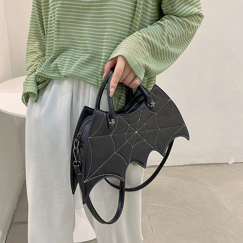 Phoebe – Fledermaus Umhängetasche mit Spinnennetz-Design