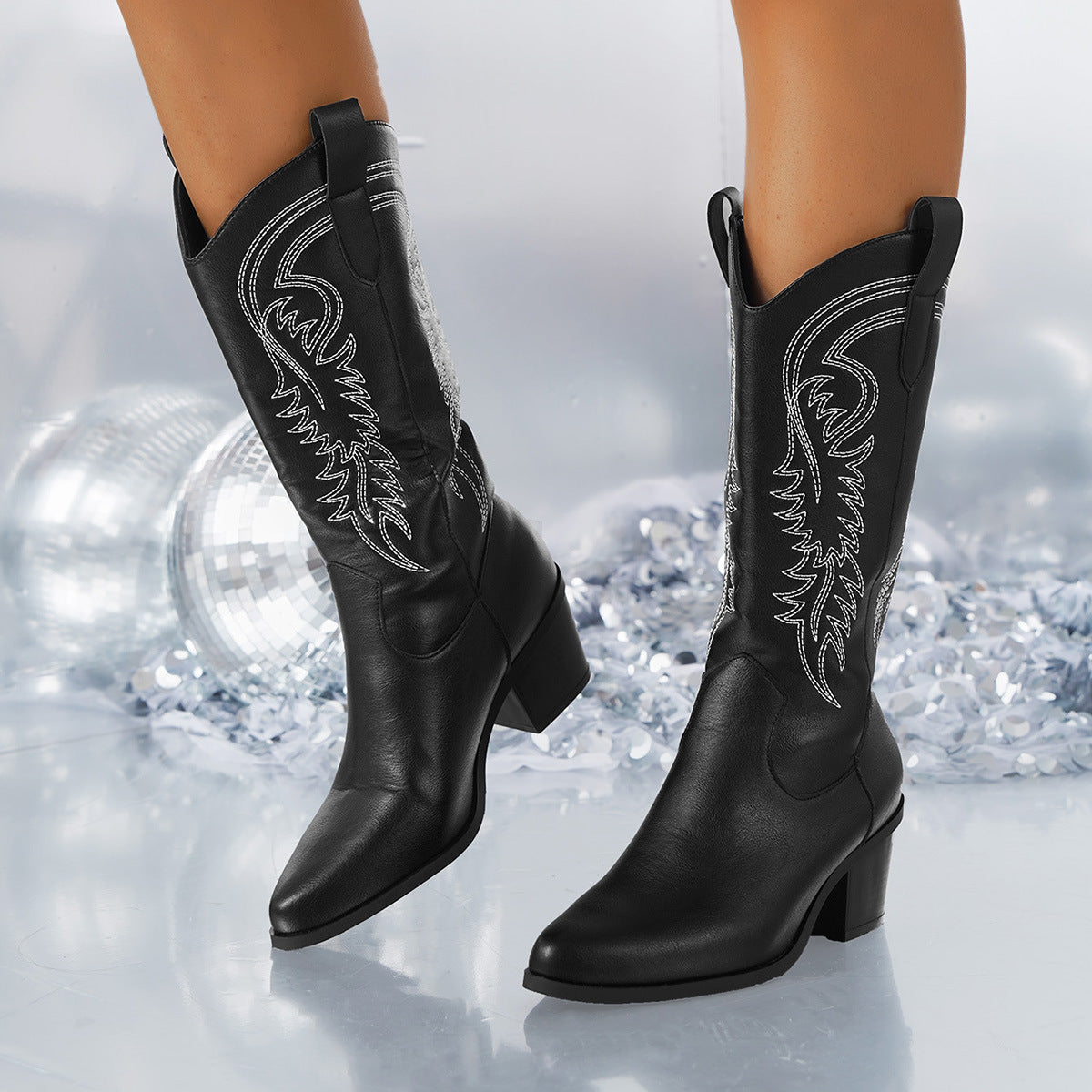Lucy – Modische Bestickte Damenstiefel mit Spitzem Zeh und Quadratischem Absatz