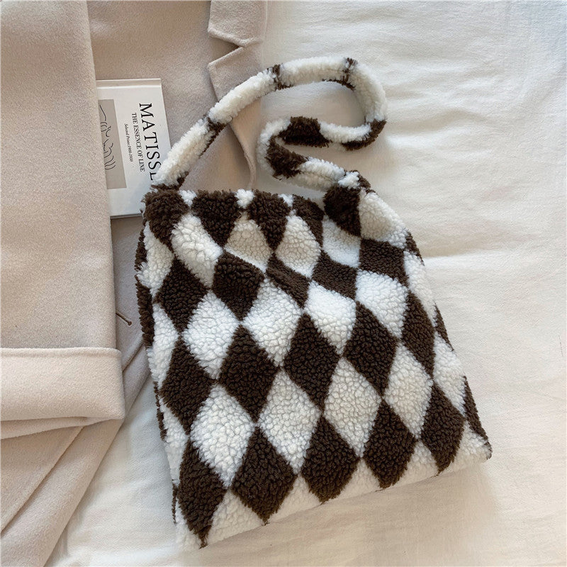 Jacqueline – Winterliche Plüsch-Schultertasche mit Herzmotiv