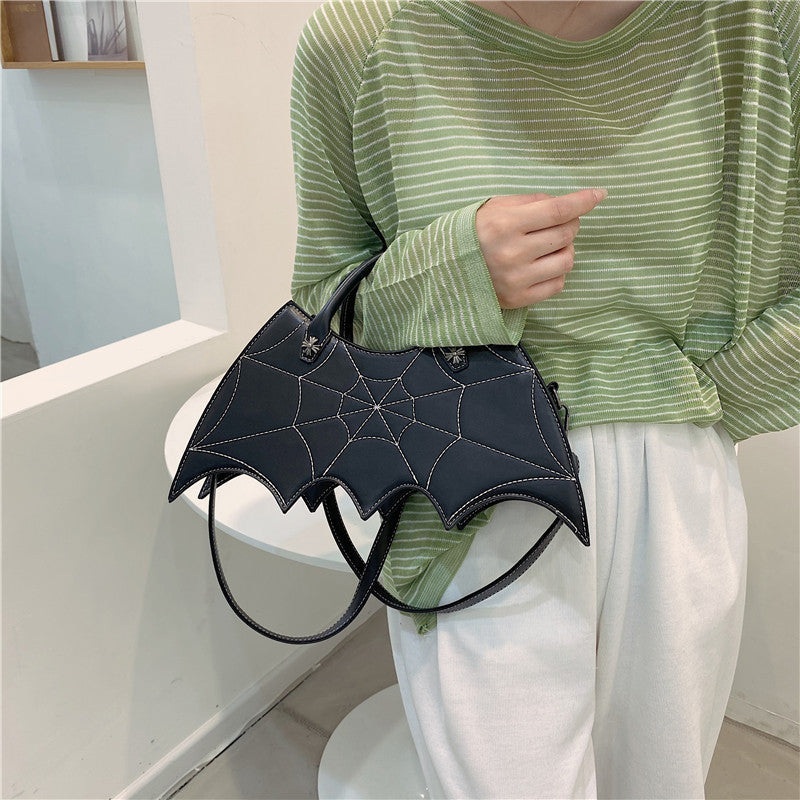 Phoebe – Fledermaus Umhängetasche mit Spinnennetz-Design