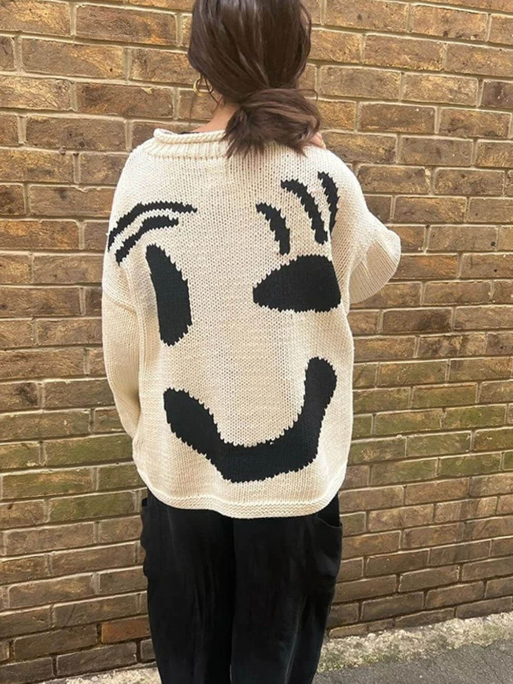 Damen Strickpullover Happy Sunday mit abstraktem Gesichtsmotiv – Komfortabler Freizeit-Look