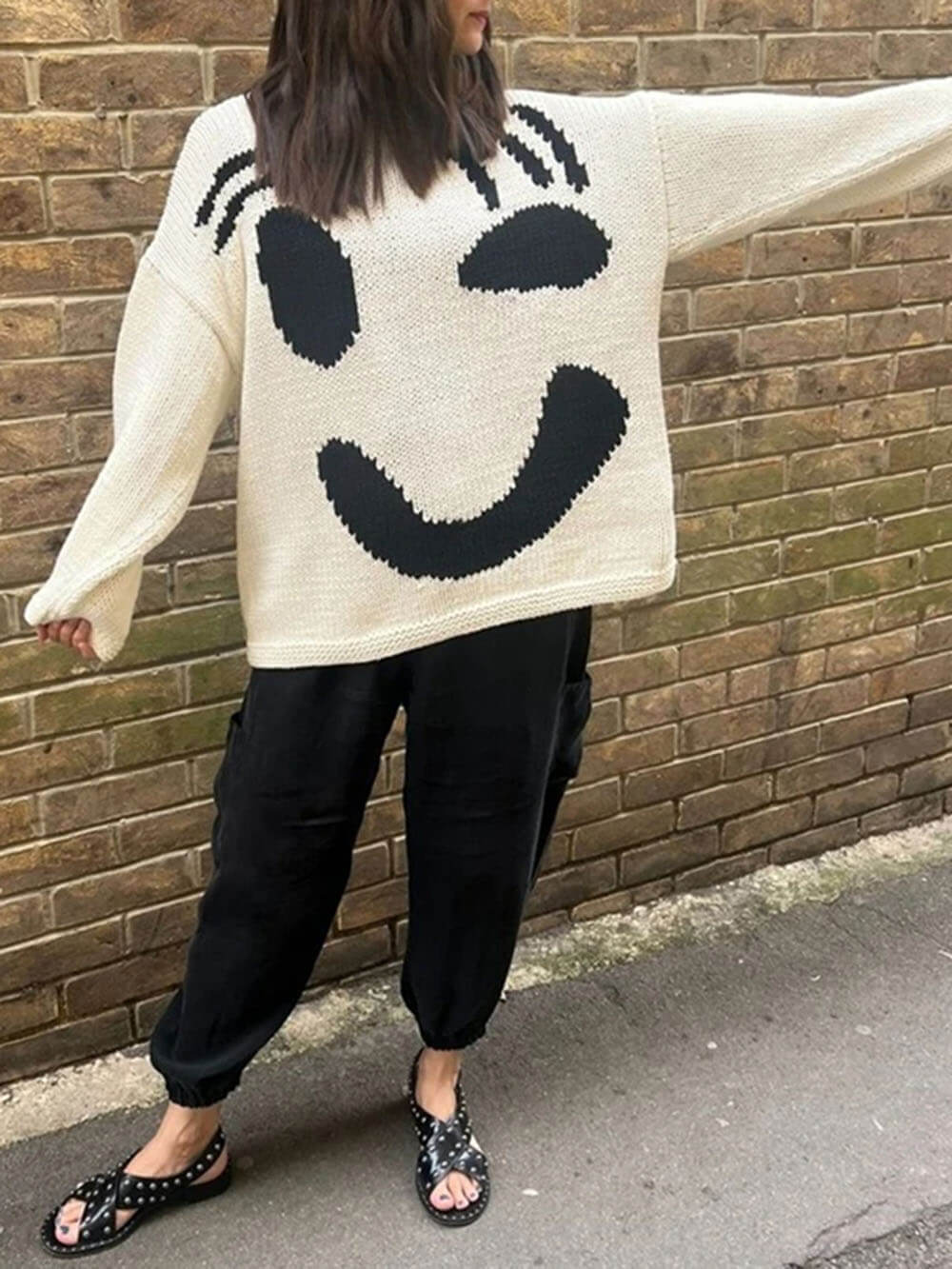 Damen Strickpullover Happy Sunday mit abstraktem Gesichtsmotiv – Komfortabler Freizeit-Look